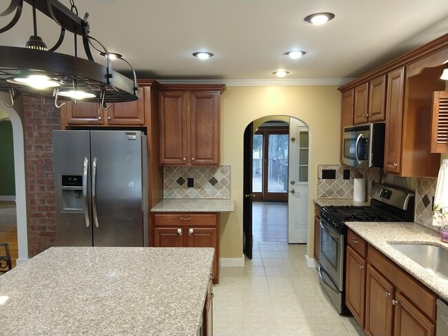 387 Feura Bush Rd in Glenmont, NY - Building Photo - Building Photo