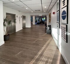 880 NE 69th St in Miami, FL - Foto de edificio - Building Photo