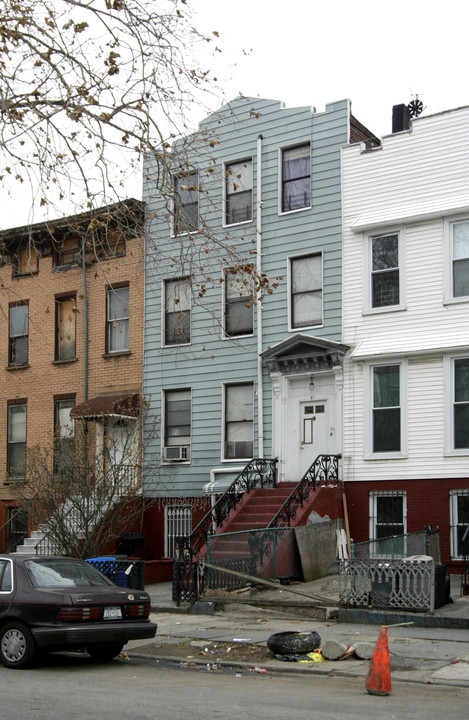 49 Vernon Ave in Brooklyn, NY - Building Photo