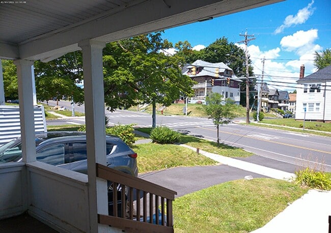 2406 E Genesee St in Syracuse, NY - Building Photo - Building Photo