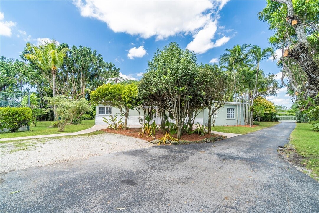 7500 SW 75th St in Miami, FL - Foto de edificio