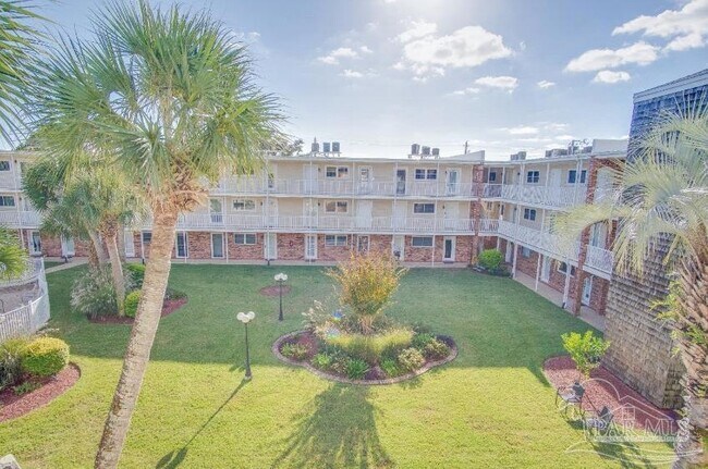710 Scenic Hwy, Unit 323 in Pensacola, FL - Foto de edificio - Building Photo