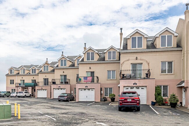 Outlook Point Condos in Bronx, NY - Building Photo - Building Photo