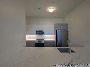 1079 Commonwealth Ave in Boston, MA - Building Photo - Building Photo