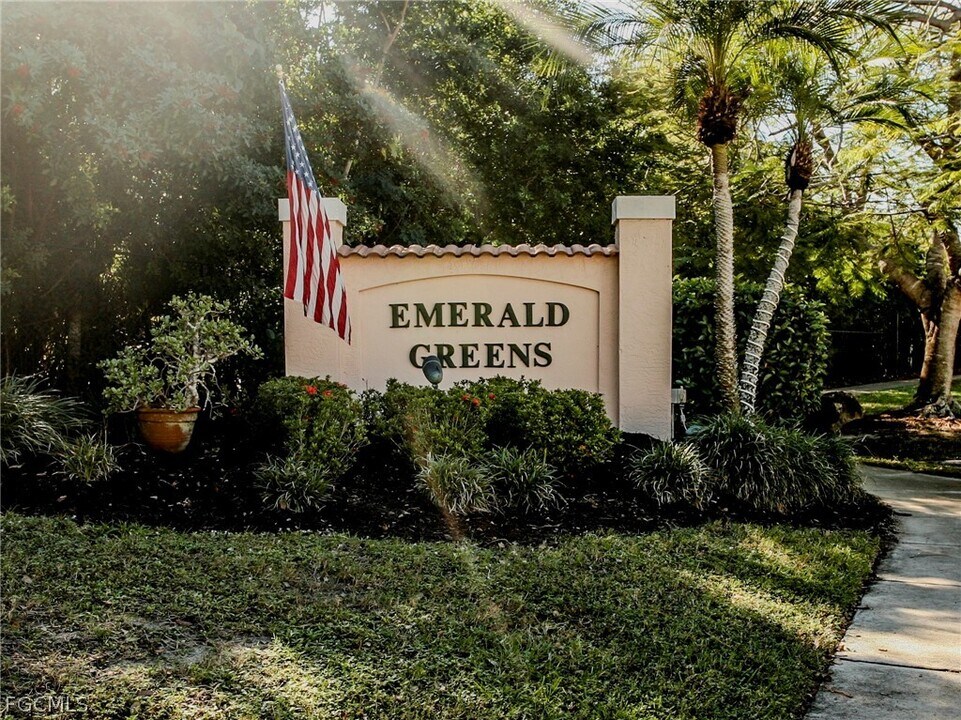 732 Woodshire Ln in Naples, FL - Building Photo