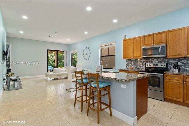 5220 NW 48th Ln in Lauderhill, FL - Foto de edificio - Building Photo
