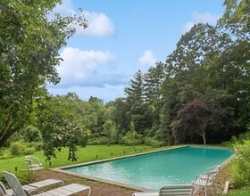 581 Flanders Rd in Woodbury, CT - Foto de edificio - Building Photo