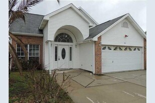 28 Ruby Cir in Mary Esther, FL - Building Photo