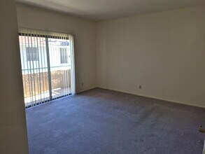 Dicken's Court Apartments in Sherman Oaks, CA - Building Photo - Building Photo