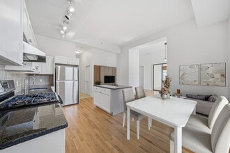 156 Chelsea St, Unit 103 in Boston, MA - Building Photo - Building Photo