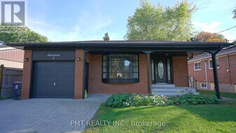 17 Ravenview Dr in Toronto, ON - Building Photo