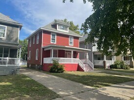 1076 W Main St in Decatur, IL - Building Photo