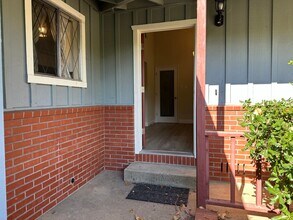 1942 Lindeena Ln in Redding, CA - Building Photo - Building Photo