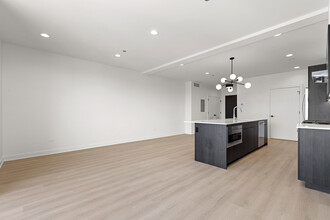 1801 W Grand Ave in Chicago, IL - Foto de edificio - Building Photo