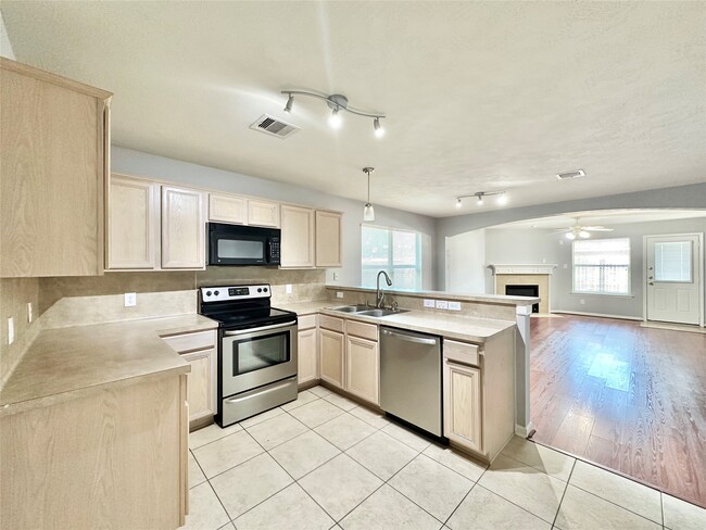 19114 Yellow Thrush Dr