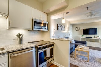 900 19th Ave S, Unit #214 in Nashville, TN - Foto de edificio - Building Photo