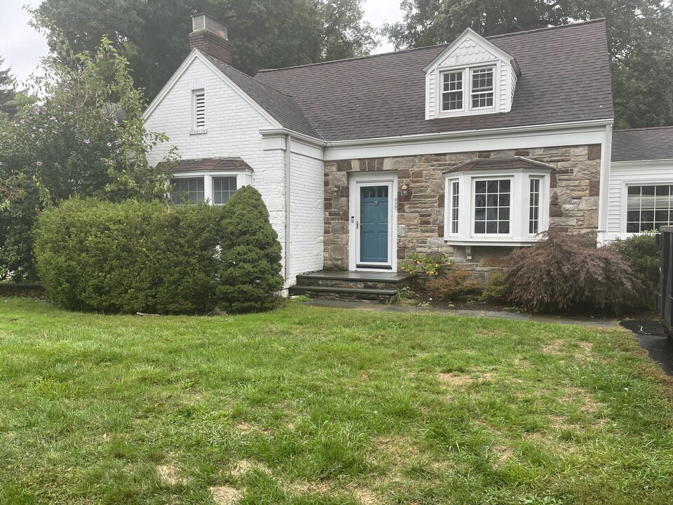 58 Glendale Dr in Stamford, CT - Building Photo