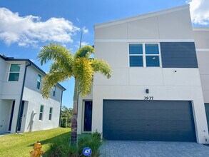 3937 SE Mentmore Ln in Stuart, FL - Building Photo - Building Photo