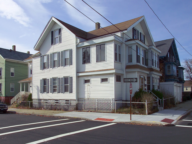 463 Pine St in Fall River, MA - Foto de edificio - Building Photo