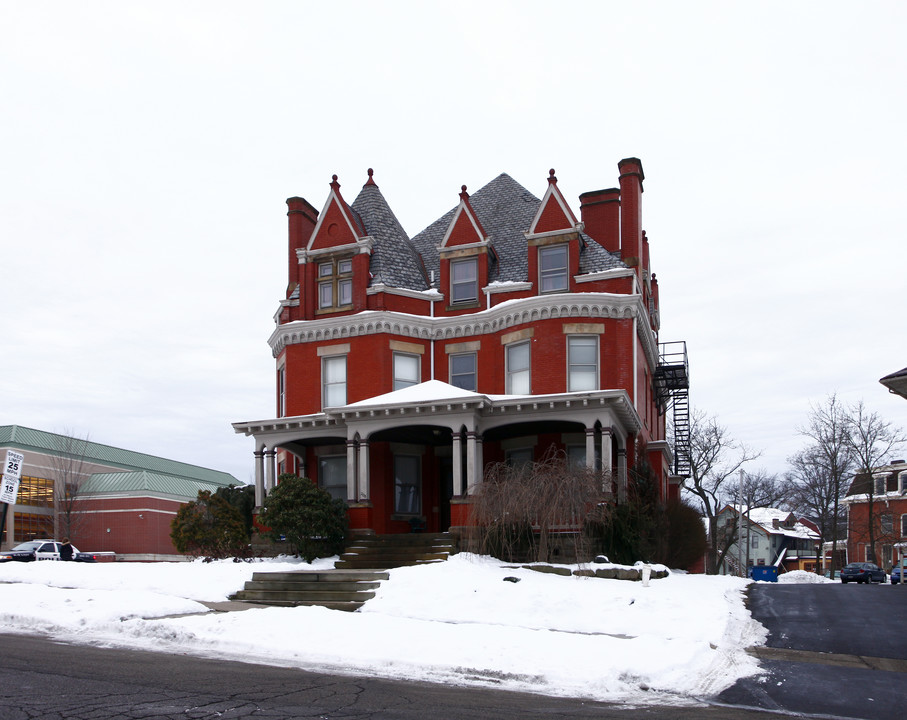 208 E Lincoln Ave in New Castle, PA - Building Photo