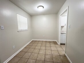 130 Oyster Creek Dr in Lake Jackson, TX - Building Photo - Building Photo