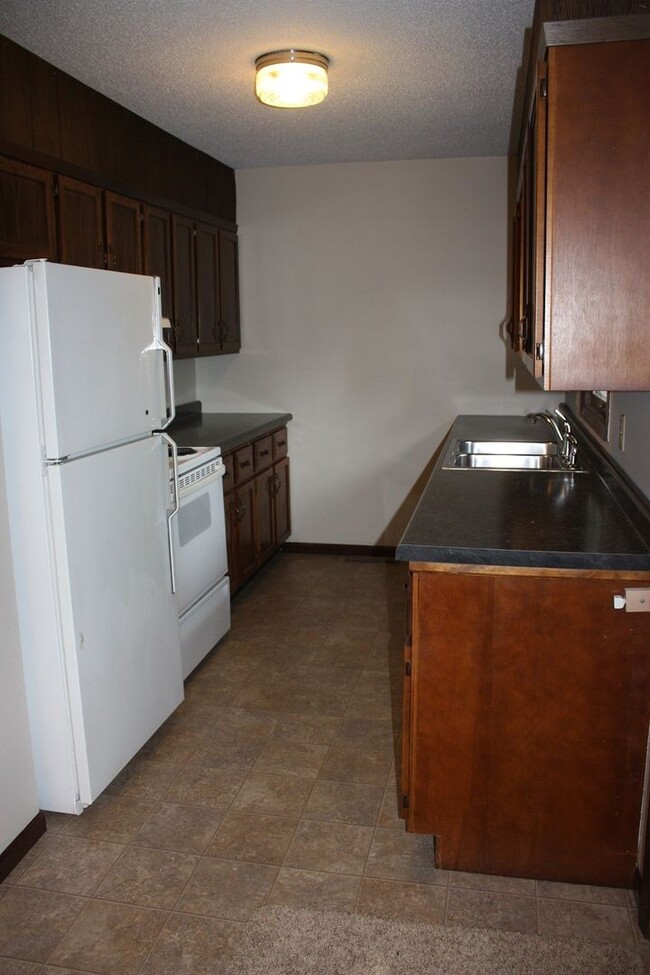 1007 Monroe St in Pella, IA - Building Photo - Building Photo