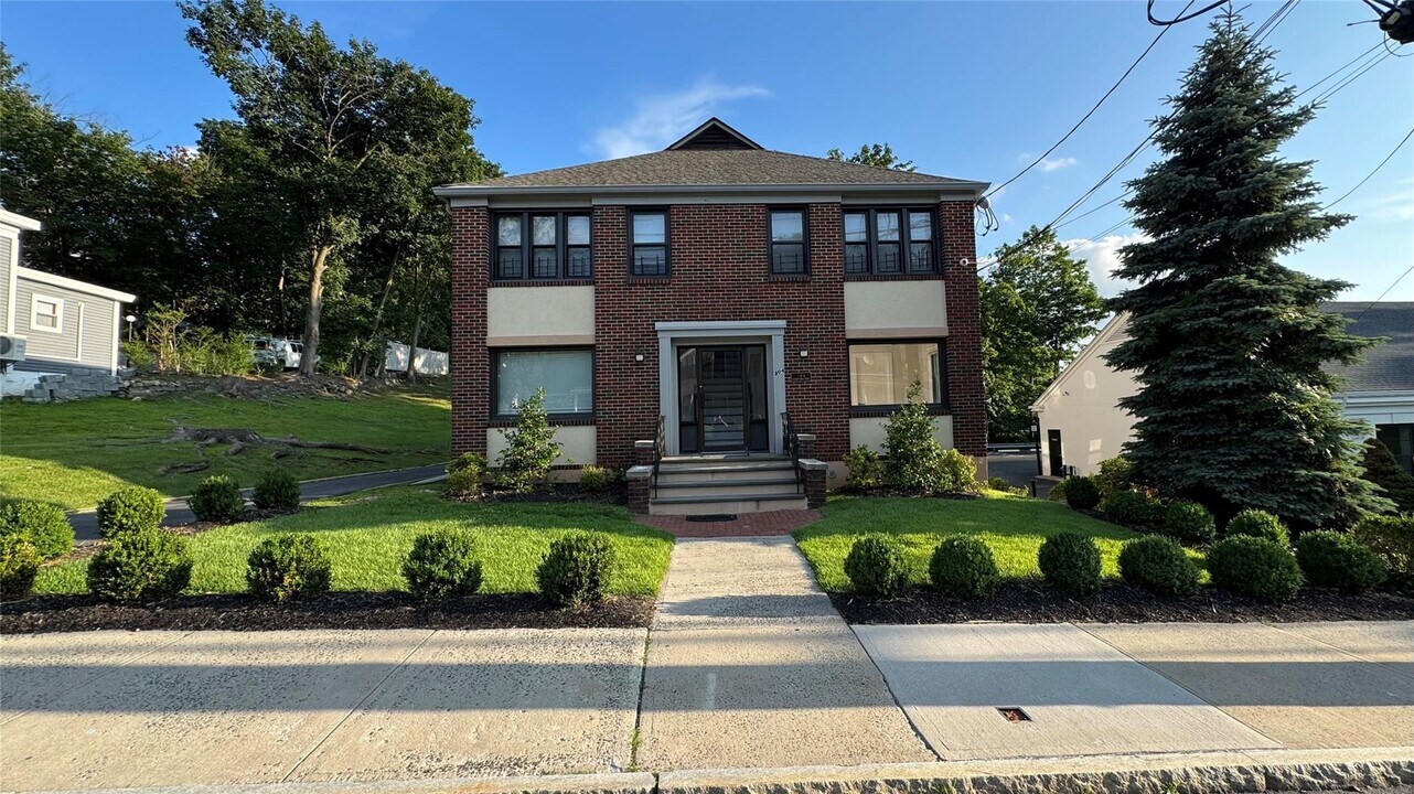 504 Ashford Ave in Ardsley, NY - Building Photo