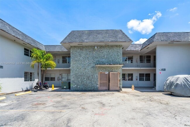 300 NE 1st Ct in Hallandale Beach, FL - Foto de edificio - Building Photo