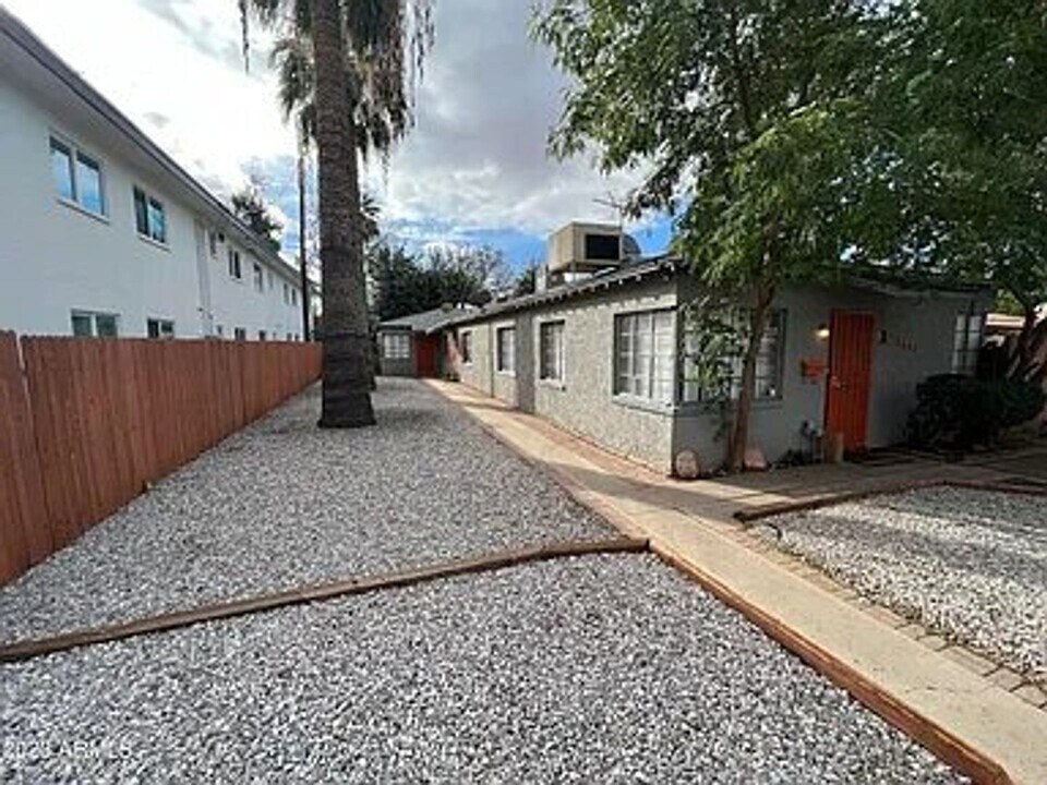 2501 E Clarendon Ave, Unit 2501 E Clarendon Ave #3 in Phoenix, AZ - Building Photo
