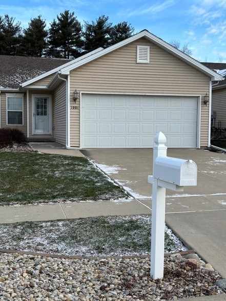 1001 Wartburg Dr in Bloomington, IL - Building Photo - Building Photo