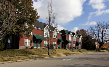 Hampton Place in Louisville, KY - Foto de edificio - Building Photo