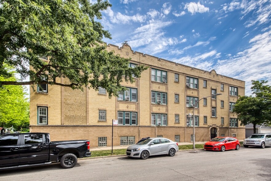 3050 W Cornelia Ave, Unit 2 in Chicago, IL - Building Photo