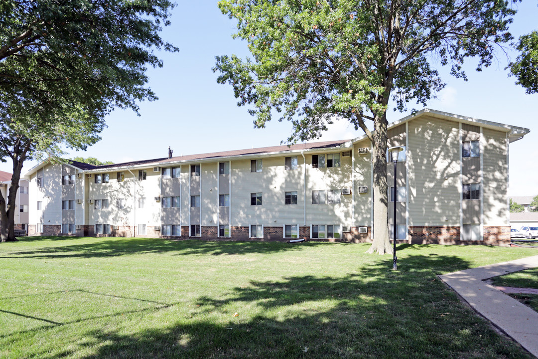 Foxwood Apartments in Indianola, IA - Building Photo