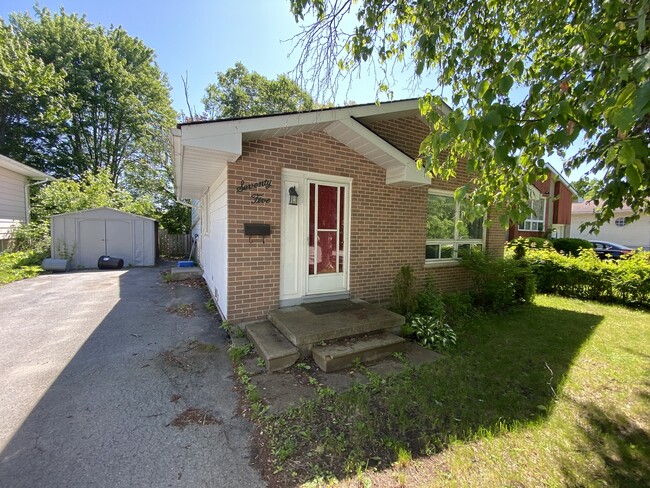 75 Calderwood Dr in Kingston, ON - Building Photo - Building Photo