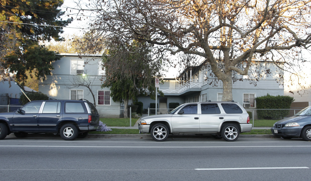 5937 Woodman Ave in Van Nuys, CA - Building Photo