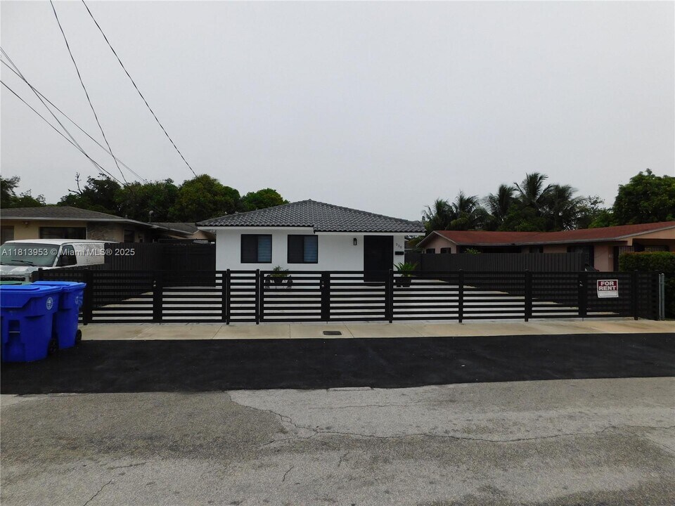 330 NW 43rd Pl in Miami, FL - Building Photo