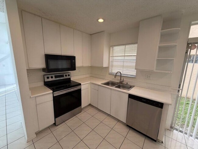 3780 Amalfi Dr in Hollywood, FL - Building Photo - Building Photo