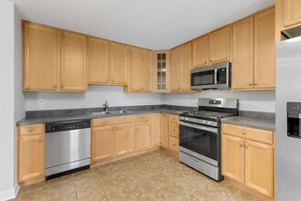 2423 N Kennicott Dr in Arlington Heights, IL - Building Photo - Building Photo