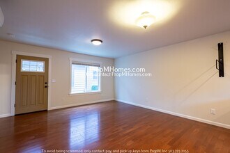 7720 SE Washington St in Portland, OR - Building Photo - Building Photo