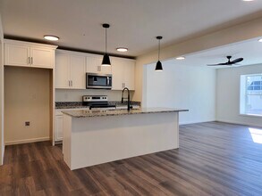 19 Pacific Blvd in Ephrata, PA - Foto de edificio - Building Photo