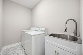 2717 S Clark Dr in East Point, GA - Building Photo - Building Photo