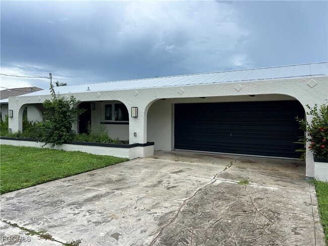 6128 Cocos Dr in Ft. Myers, FL - Foto de edificio - Building Photo