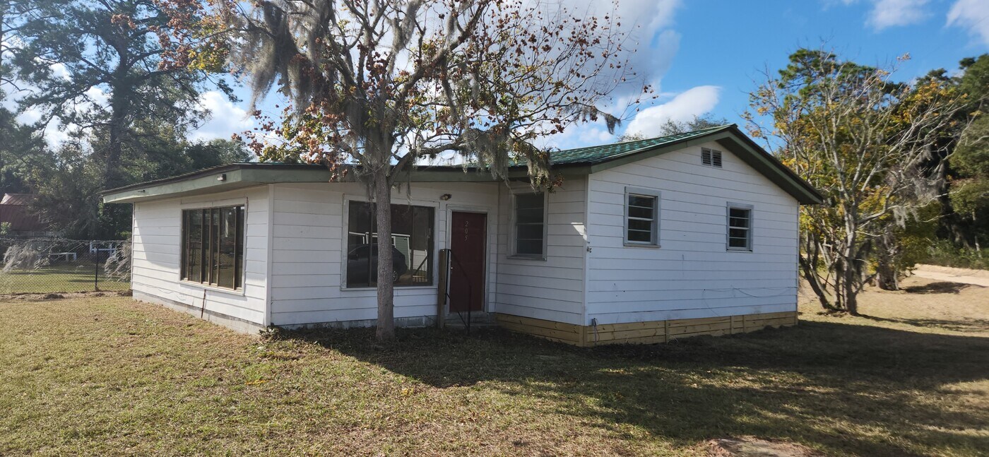 205 Peninsula Rd in Interlachen, FL - Building Photo