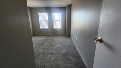 7 Ocean View Dr, Unit 706 in Boston, MA - Foto de edificio - Building Photo