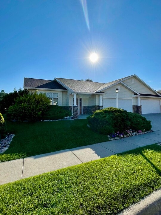1910 Sunnysprings Dr in Rapid City, SD - Building Photo