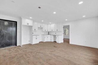 74 Broadway in Freeport, NY - Foto de edificio - Building Photo