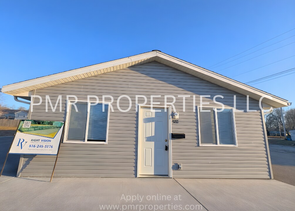 5211 Lake Ave in St. Joseph, MO - Building Photo