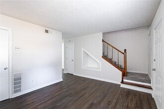 5740 Old Gordon Rd in Mableton, GA - Building Photo - Building Photo