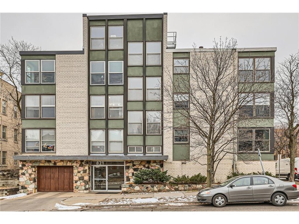 821 Douglas Ave, Unit 203 in Minneapolis, MN - Building Photo