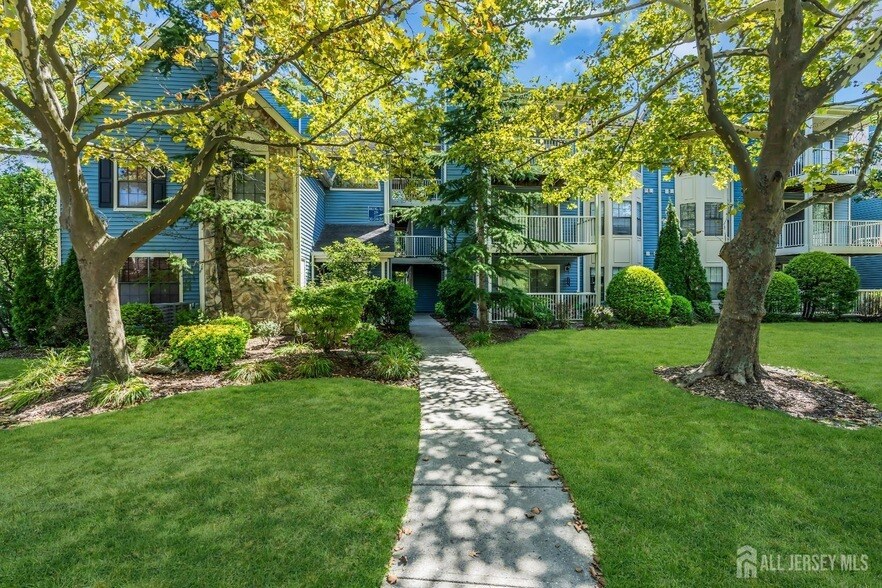 260 Crosspointe Dr, Unit 260 in East Brunswick, NJ - Building Photo